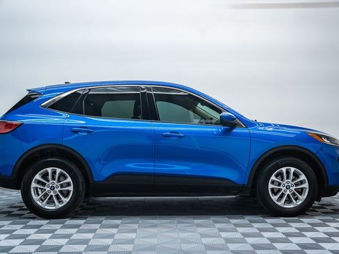 Used 2020 Ford Escape SE image 3