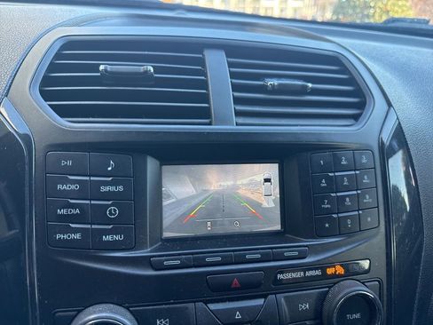 Used 2018 Ford Explorer XLT image 23