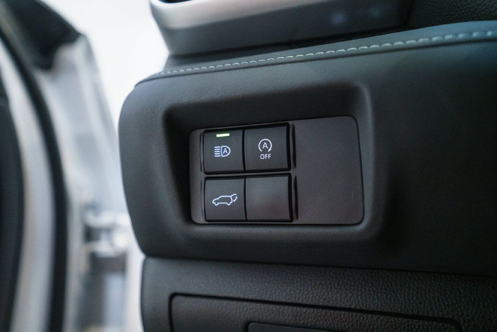 Used 2023 Toyota Highlander LE FWD image 19