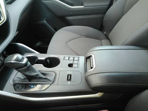 Used 2023 Toyota Highlander LE FWD image 45