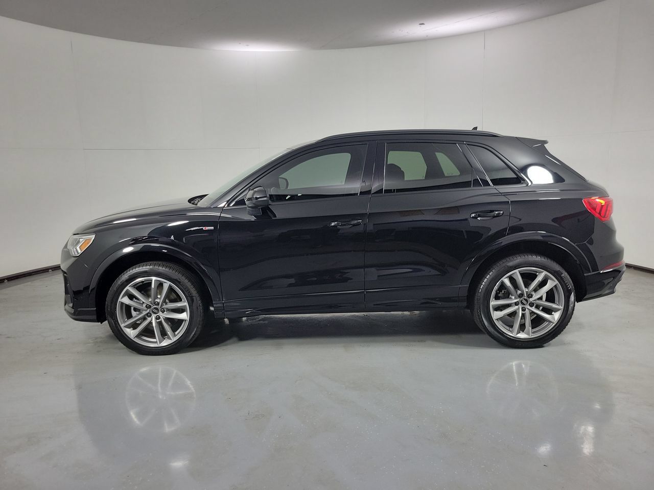 Used 2024 Audi Q3 2.0T Premium AWD/4WD image 2