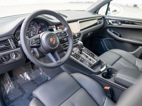 Certified 2025 Porsche Macan image 4