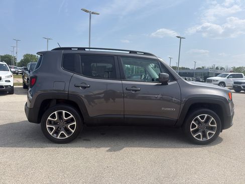 Used 2017 Jeep Renegade Latitude AWD/4WD image 4