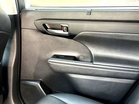 Used 2023 Toyota Highlander XLE image 21
