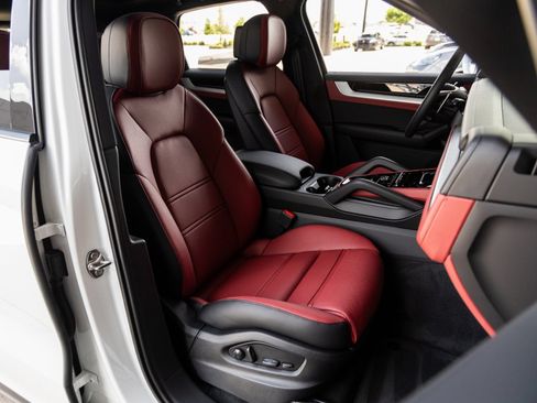 Certified 2025 Porsche Cayenne AWD/4WD image 41