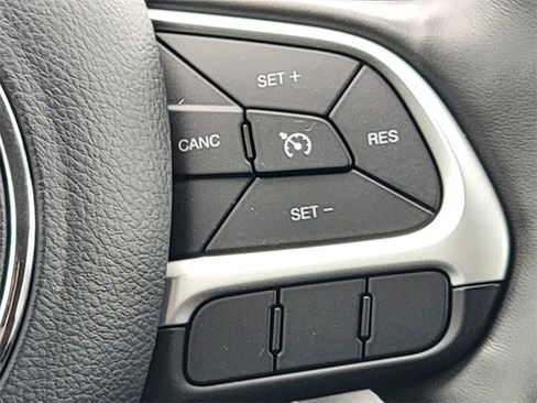 Certified 2018 Jeep Compass Latitude image 34