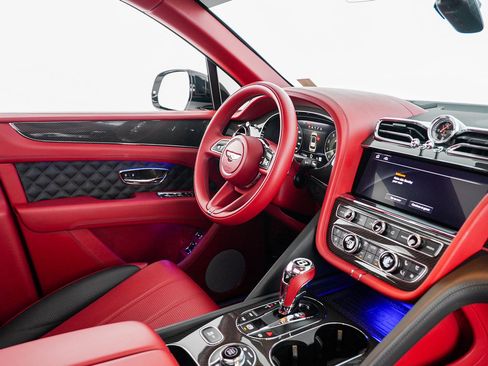 Used 2022 Bentley Bentayga AWD/4WD image 2