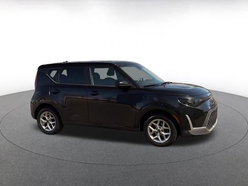 Used 2025 Kia Soul LX w/ LX Technology Package image 2