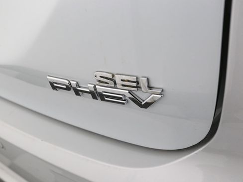 Used 2024 Mitsubishi Outlander 4WD Plug-In Hybrid image 12