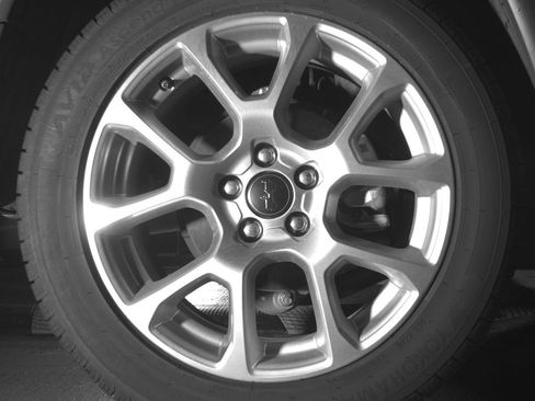 Used 2025 Jeep Compass Limited image 15