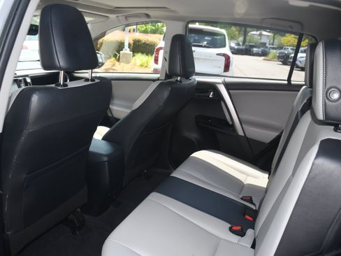 Used 2018 Toyota RAV4 Limited FWD image 16
