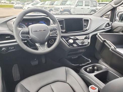 New 2025 Chrysler Pacifica Select w/ Fav Edition Package image 6