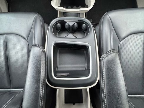 Used 2023 Chrysler Pacifica Touring-L image 16