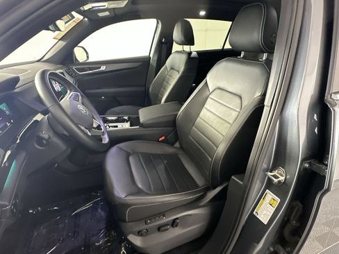 Used 2025 Volkswagen Atlas Cross Sport SEL AWD/4WD image 11
