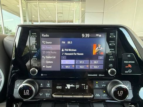 Used 2020 Toyota Highlander XLE FWD image 32