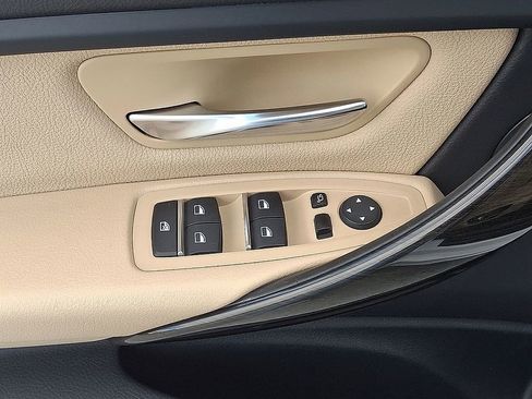 Used 2018 BMW 320i xDrive Sedan w/ Convenience Package image 15