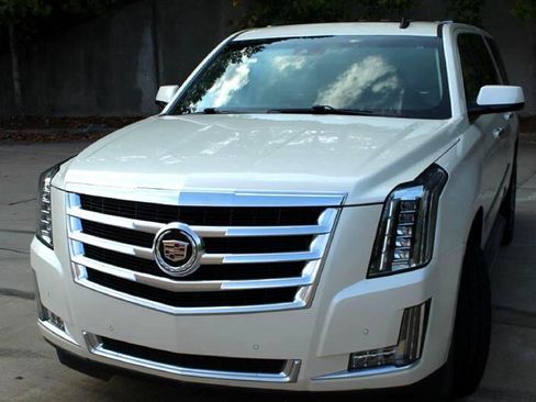 Used 2015 Cadillac Escalade ESV Luxury image 4