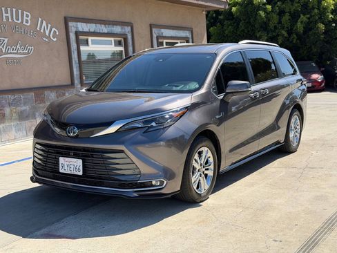 Used 2024 Toyota Sienna Platinum AWD/4WD image 2