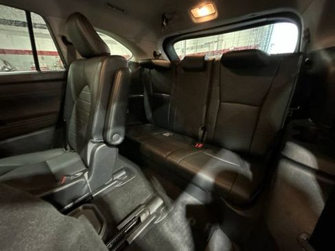 Used 2021 Toyota Highlander XLE AWD/4WD image 25