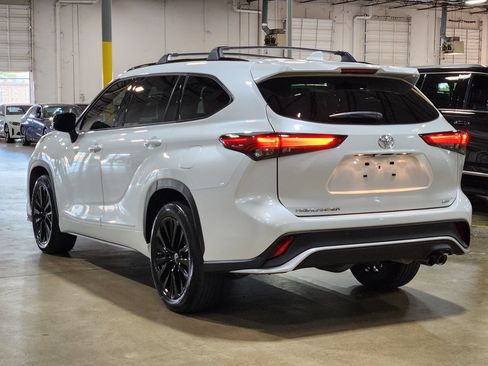 Used 2023 Toyota Highlander XSE FWD image 11