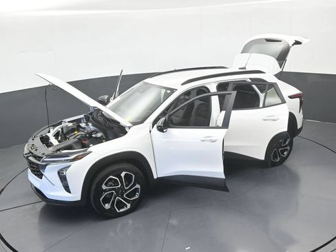 Used 2025 Chevrolet Trax RS FWD image 61