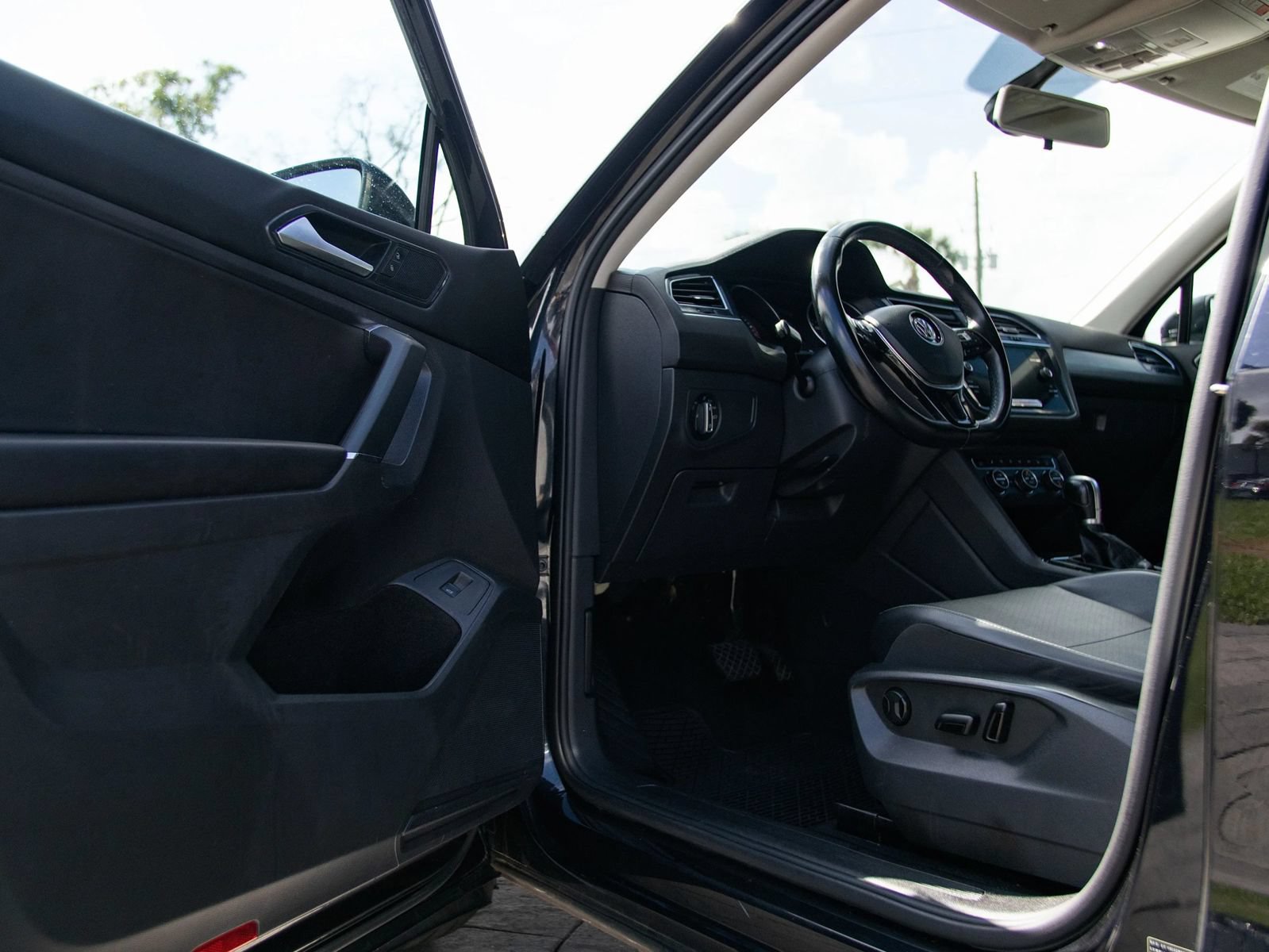 Used 2018 Volkswagen Tiguan SEL FWD image 15