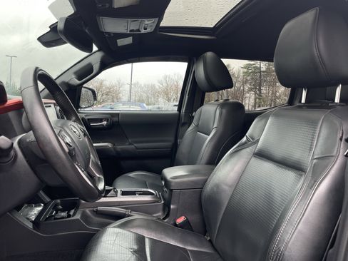 Used 2019 Toyota Tacoma TRD Sport AWD/4WD image 14
