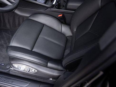 Certified 2026 Porsche Macan AWD/4WD image 22