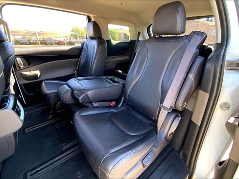 Used 2025 Kia Carnival FWD image 21
