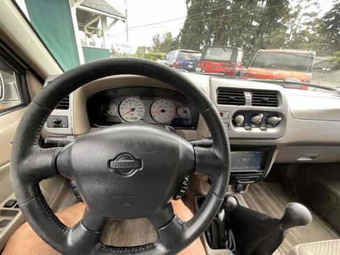 Used 2001 Nissan Frontier SE AWD/4WD image 11