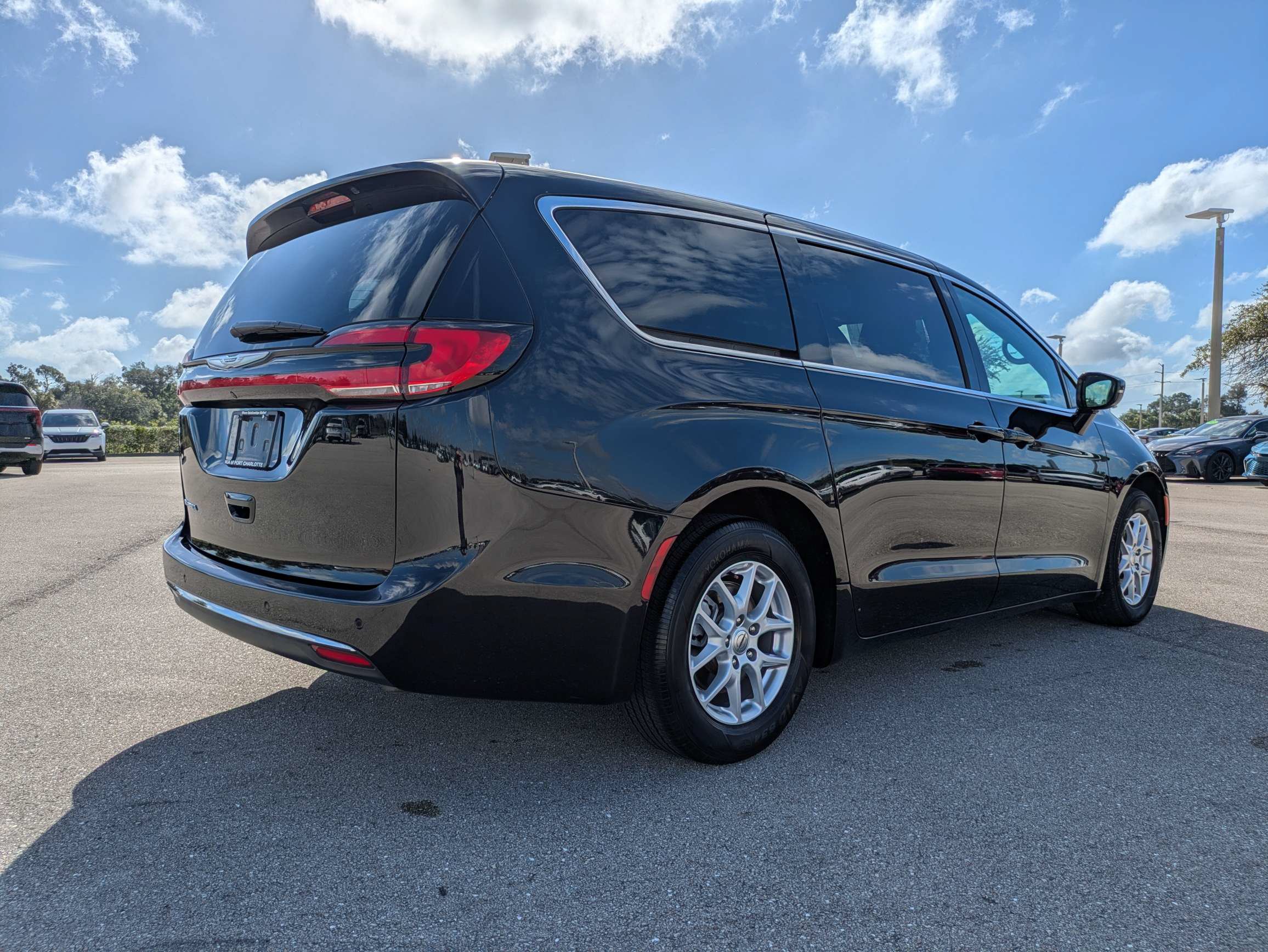Used 2025 Chrysler Pacifica Select FWD image 4