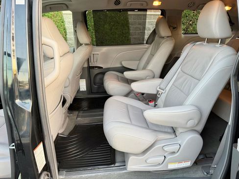 Used 2017 Toyota Sienna XLE w/ XLE Navigation Package FWD image 37