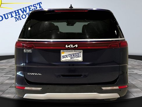 Used 2023 Kia Carnival LX FWD image 6