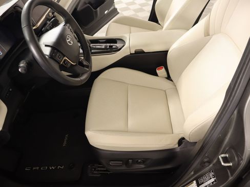 Used 2024 Toyota Crown Limited image 11