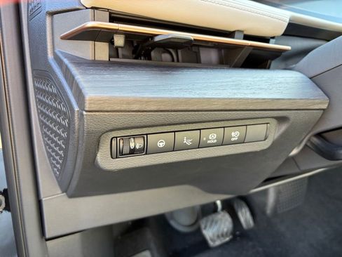 Used 2023 Nissan Ariya FWD image 16