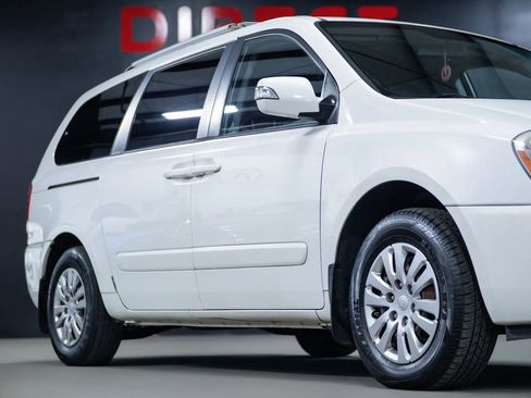 Used 2014 Kia Sedona LX image 2