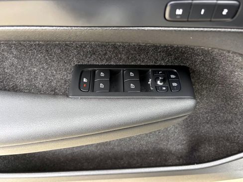 Used 2025 Volvo XC40 B5 Core image 13