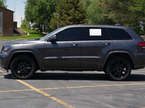 Used 2019 Jeep Grand Cherokee Altitude AWD/4WD image 2