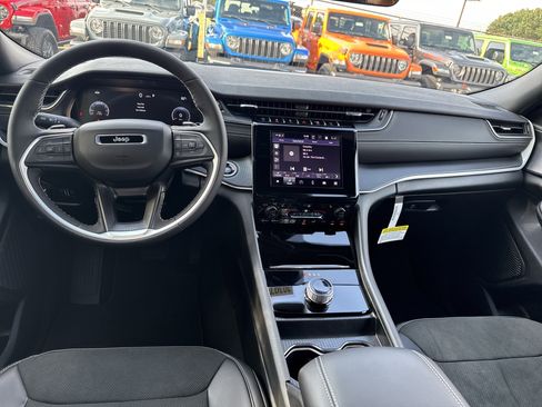 New 2025 Jeep Grand Cherokee Altitude image 21