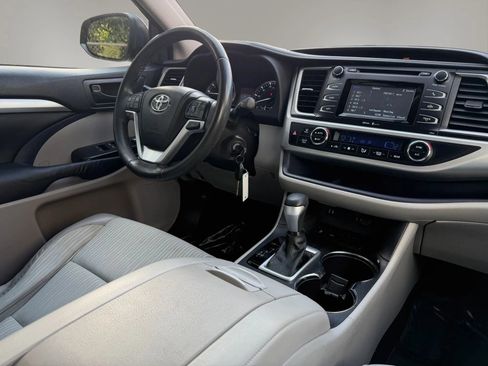 Used 2015 Toyota Highlander Plus FWD image 25