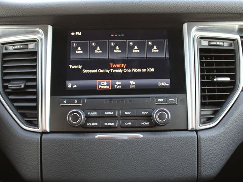 Used 2017 Porsche Macan image 18