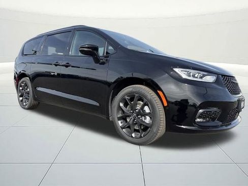 New 2026 Chrysler Pacifica Select w/ S Appearance Package image 10