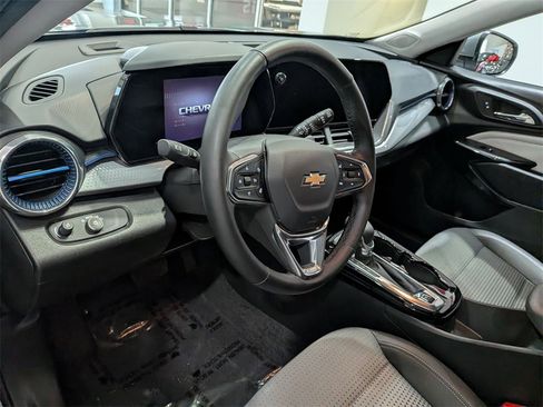Used 2025 Chevrolet Trax LT w/ LT Convenience Package image 11