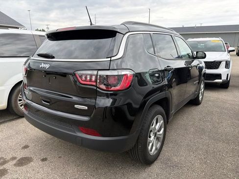 Used 2025 Jeep Compass Latitude AWD/4WD image 8