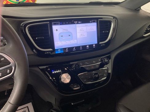 Used 2025 Chrysler Pacifica Select FWD image 2