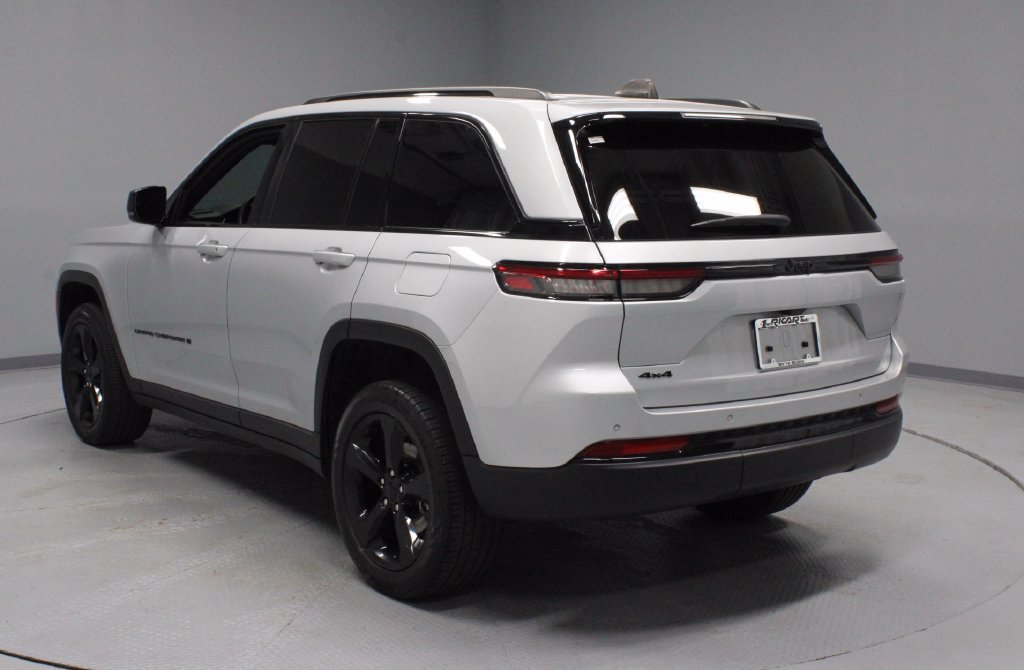 Used 2023 Jeep Grand Cherokee Altitude AWD/4WD image 8