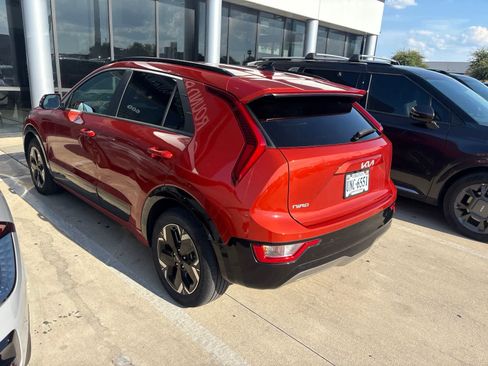 Used 2023 Kia Niro Wind w/ Wind Preserve Package FWD image 12