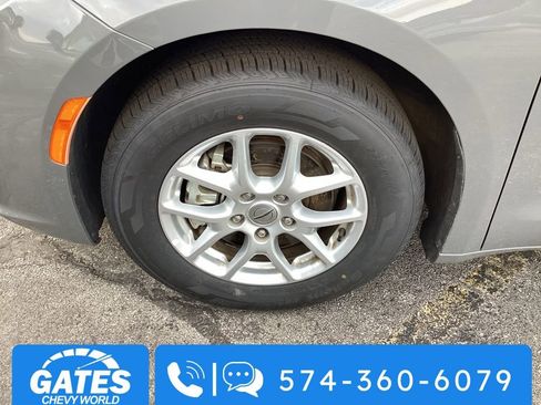 Used 2023 Chrysler Pacifica Touring-L FWD image 35