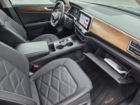 Used 2025 Volkswagen Atlas SE FWD image 40