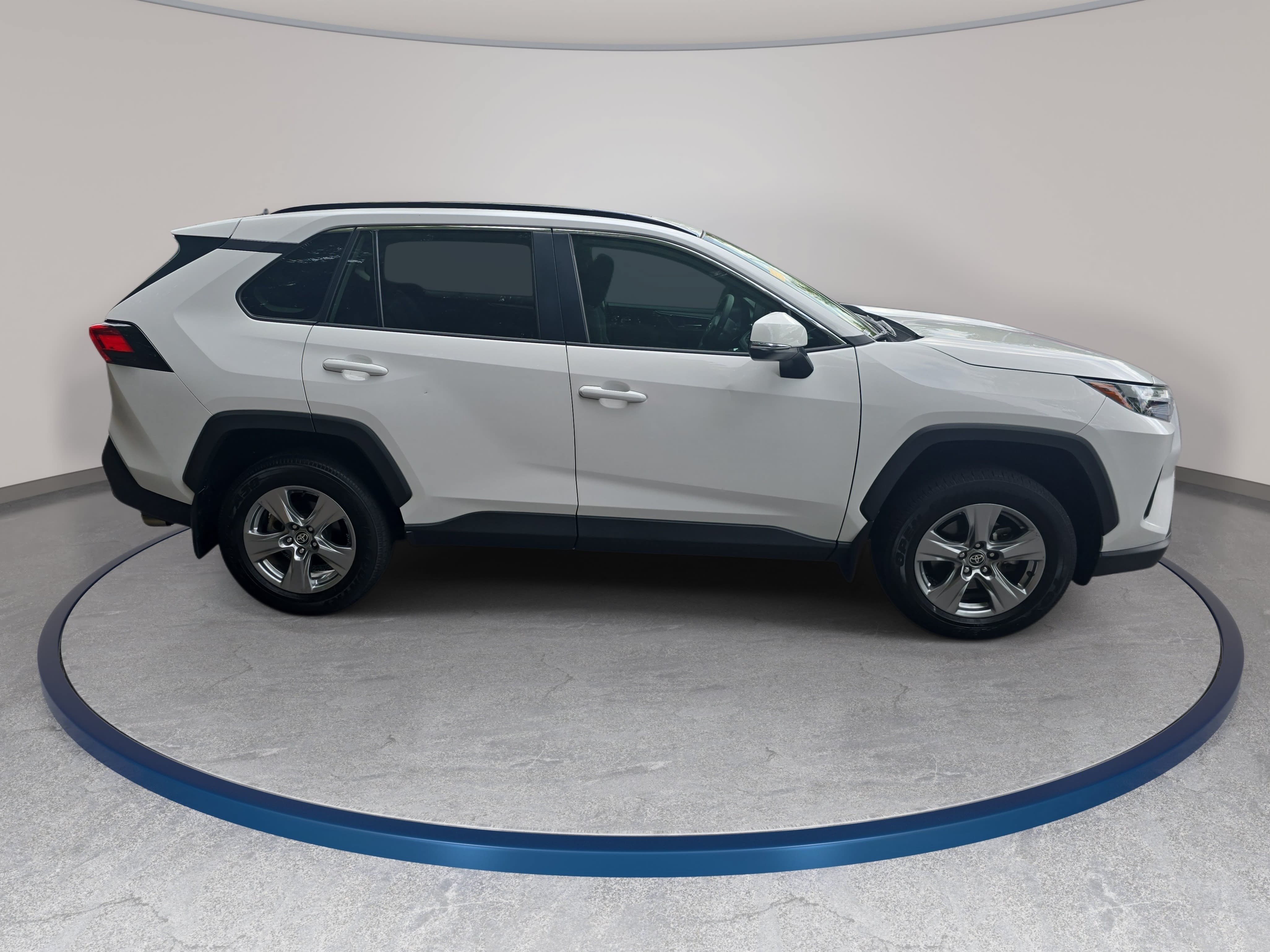 Used 2024 Toyota RAV4 XLE w/ Convenience Package FWD image 4